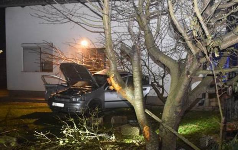 Vozač (19) s 1,35 promila sletio s ceste i udario u kuću kraj Podturna: On i suputnik završili u bolnici