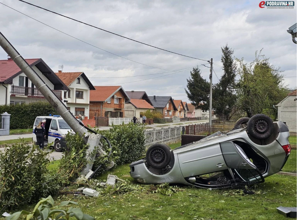 FOTO/VIDEO Teška prometna u Miklinovcu, slomio betonski stup i završio u dvorištu na krovu, četvero je ozlijeđenih