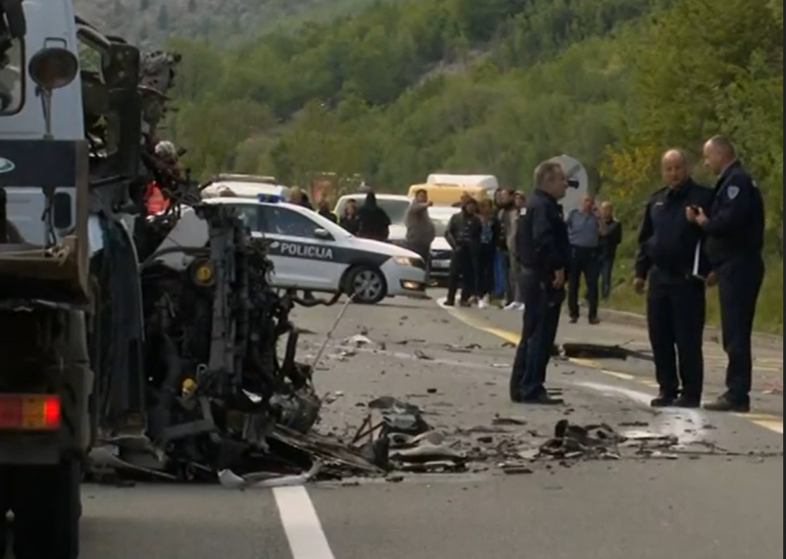 VIDEO: TEŠKA NESREĆA KOD MOSTARA Cisterna s gorivom sudarila se s kombijem i sletila u Neretvu, vozač nestao