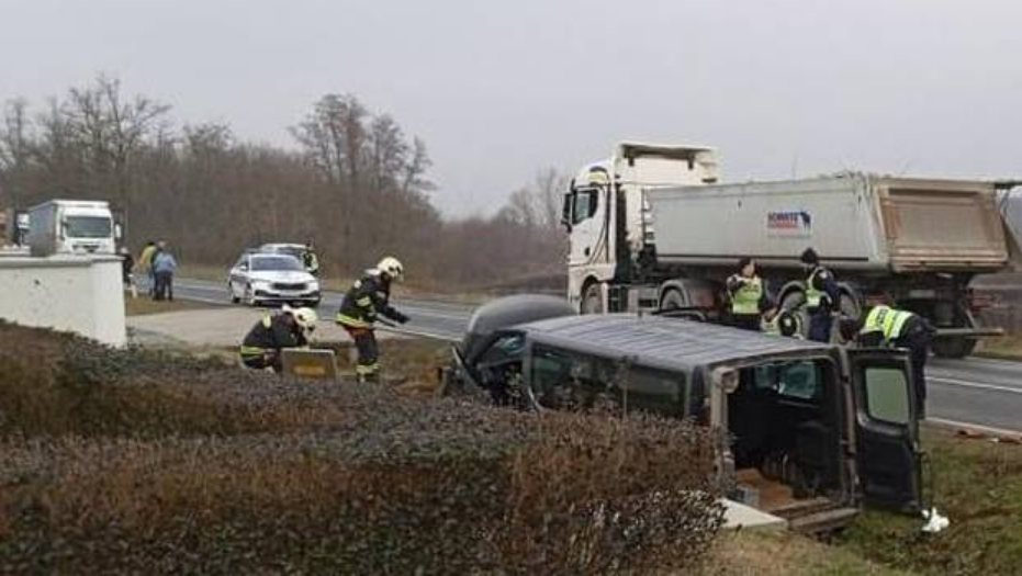 Tragedija na cesti D2 u Pitomači: Dvoje poginulih, četvero ozlijeđenih u slijetanju kombija