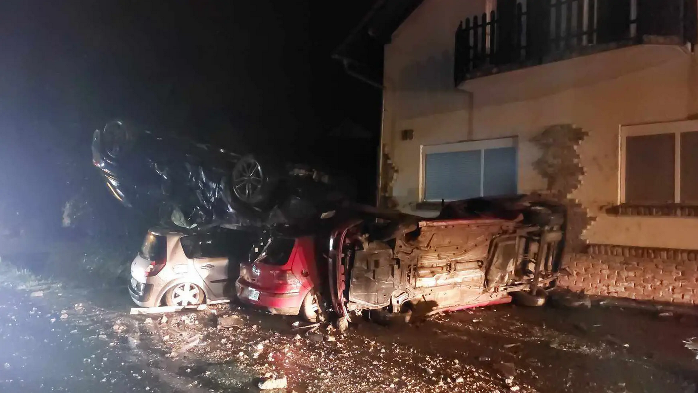 Policija objavila detalje bizarne nesreće: Pijan se katapultirao na dva parkirana automobila!