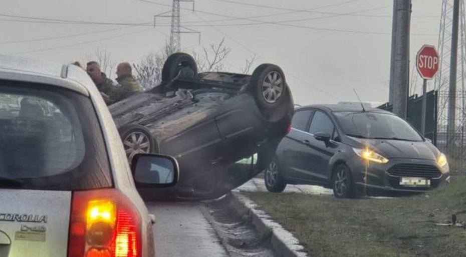 Ledena kiša u Slavoniji: 26 ozlijeđenih od padova, četvero operirano, automobil na krovu kod Trnjana