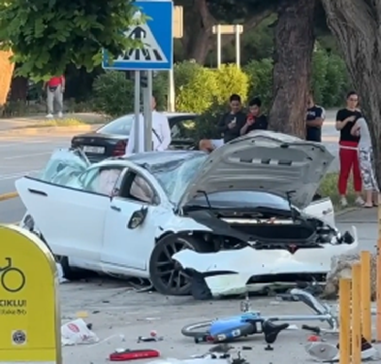 Split: Vozač Tesle pri velikoj brzini usmrtio biciklisticu na nogostupu