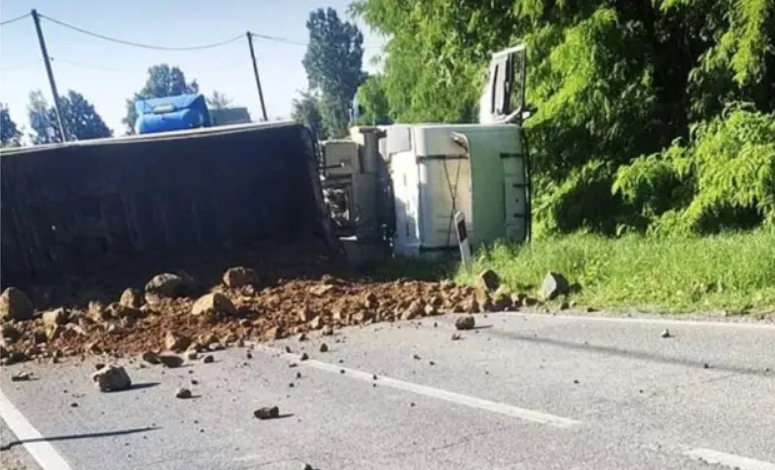 Kamion se prevrnuo kod Daruvara