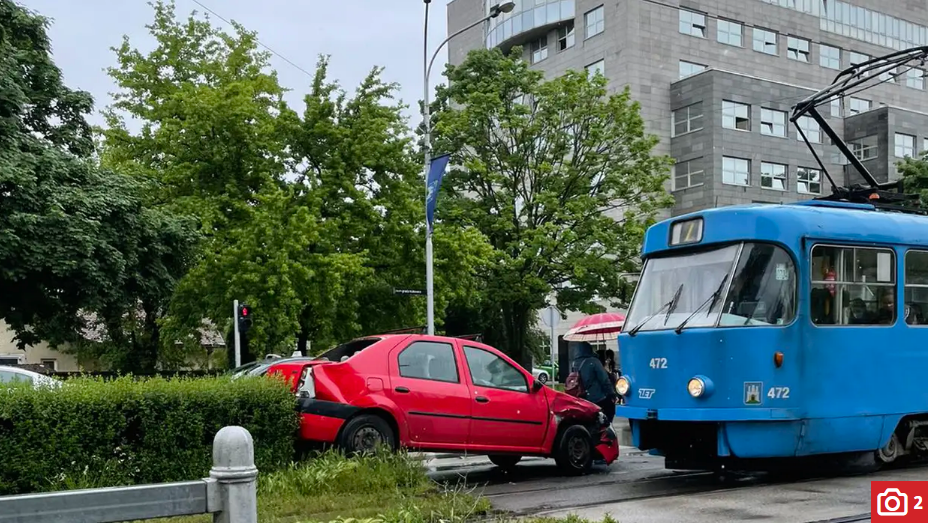 Čovjek s autom završio na tramvajskoj stanici u Zagrebu...