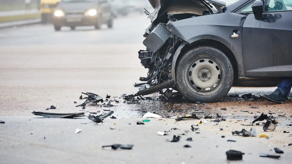 Bježao od policije 135 km/h i zaletio se u kamion. U autu s njim bile majka i curica (10)