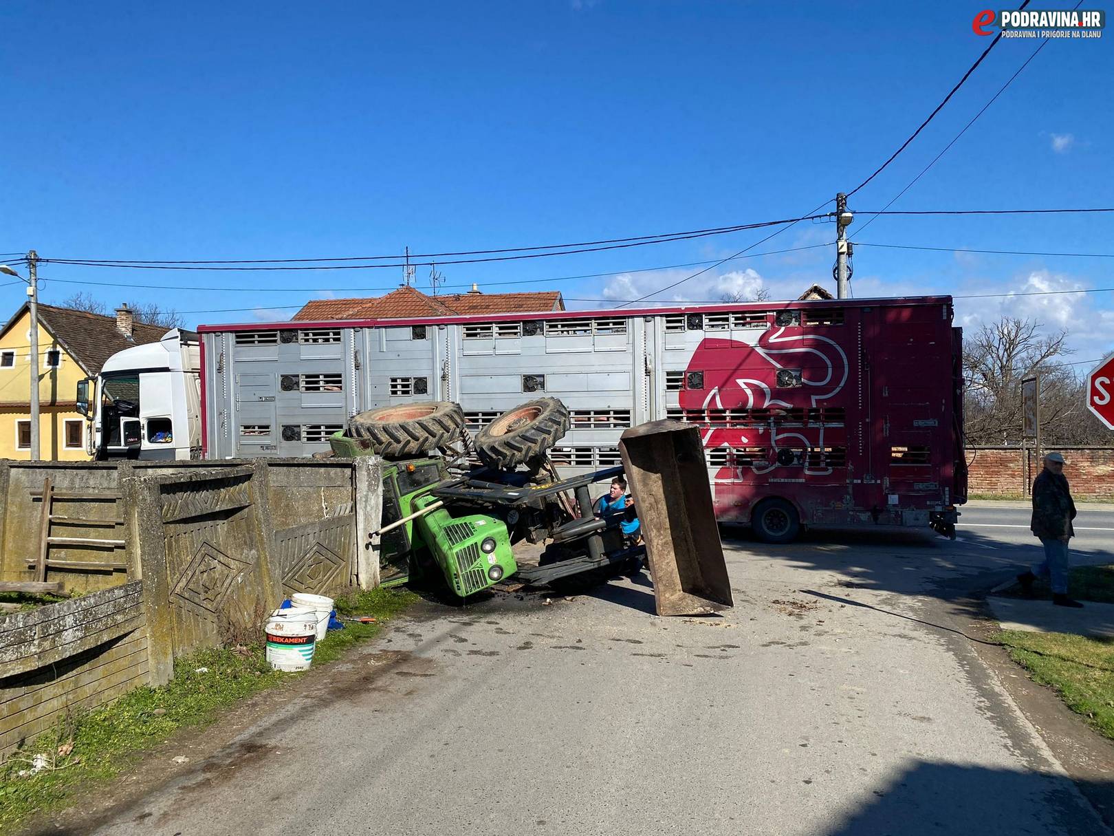 FOTO/VIDEO Prestizao traktor pa ga udario i prevrnuo, traktorist završio u betonskoj ogradi i s ozljedama