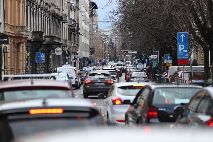 Sudar triju vozila u centru grada izazvao prometni kaos: Neke tramvajske linije prometuju izmijenjenim trasama