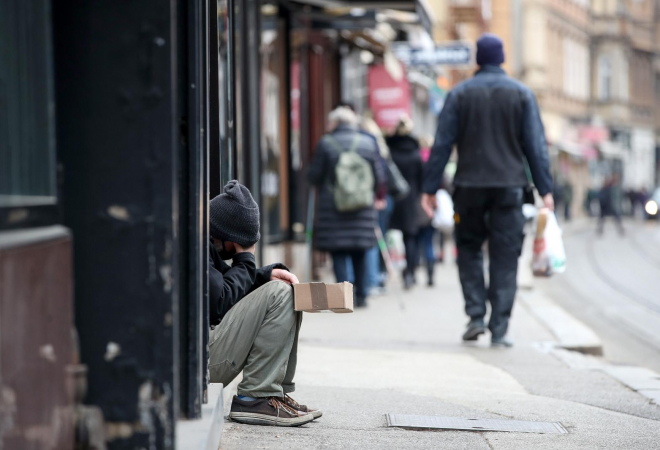 DRŽAVA POKAZALA ZUBE PROSJAKU PETRU (28): Nažicao 84 kune ispred dućana pa mora u zatvor. Ali to nije sve!