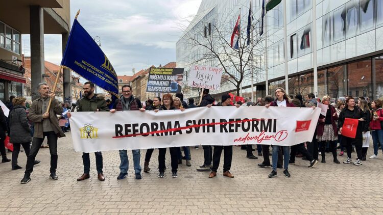 Profesori na prosvjedu tražili ostavku ministra: “Naš računovođa malog ima pa, molim lijepo, dignite ga svima!”
