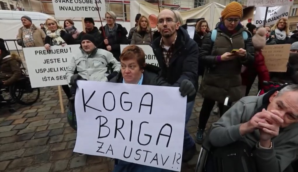 ‘SMRADE, BACI TU KAPU! NABIJEM VAS SVE’ Bukti prosvjed na Markovom trgu, pokušali su probiti ogradu: Čovjek u kolicima se okomio na policajca