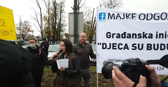 “MI NISMO TROŠAK, MI SMO BUDUĆNOST”: Majke odgajateljice prosvjeduju ispred Poglavarstva, pjevaju mu ‘Sude mi’