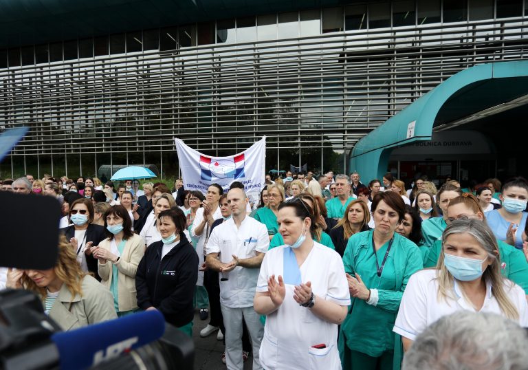 Prosvjed medicinskih sestara i tehničara ispred četiri hrvatske bolnice