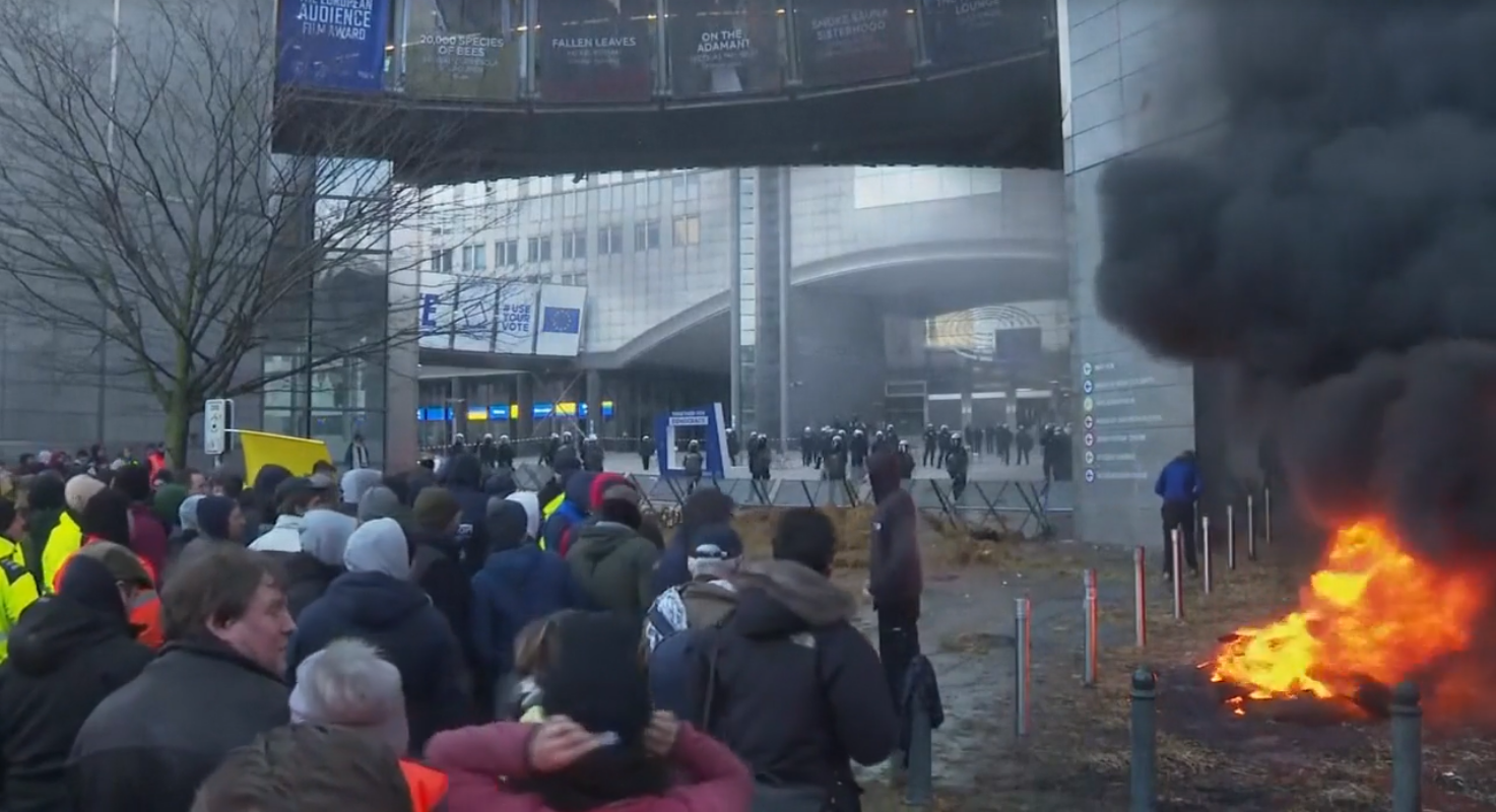 Bruxelles u vatri i dimu: Prosvjednici kamenjem i petardama zasuli Europski parlament