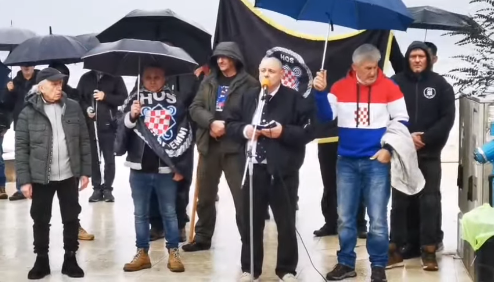 Prosvjed zbog uklanjanja grba HOS-a i natpisa „Za dom spremni“ s murala