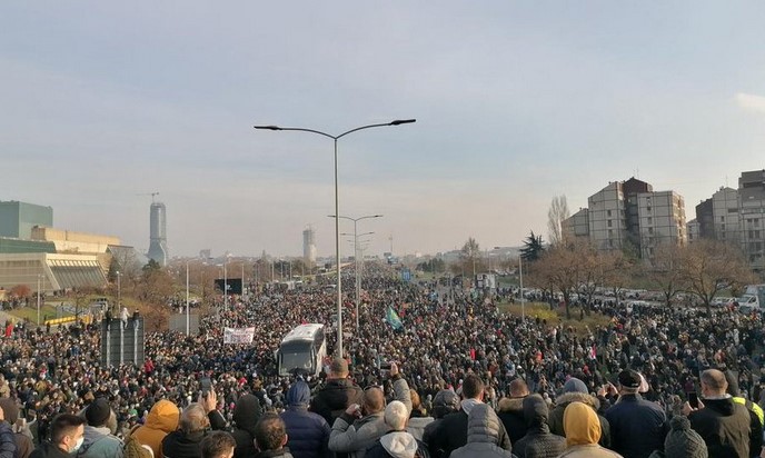 Masovni prosvjedi u Srbiji: tučnjava u Novom Sadu, ima ozlijeđenih (VIDEO)