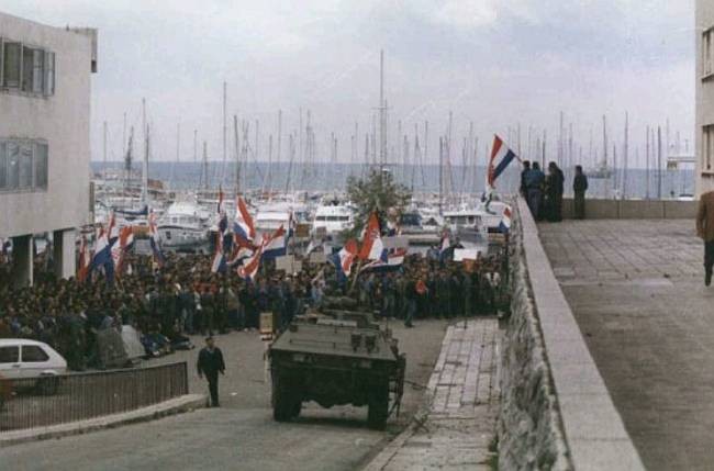 Sjećanje na veliki prosvjed protiv terora srpskih odmetnika i zločinačke "JNA" pred zapovjedništvom Vojnopomorske oblasti u Splitu 6. svibnja 1991. godine