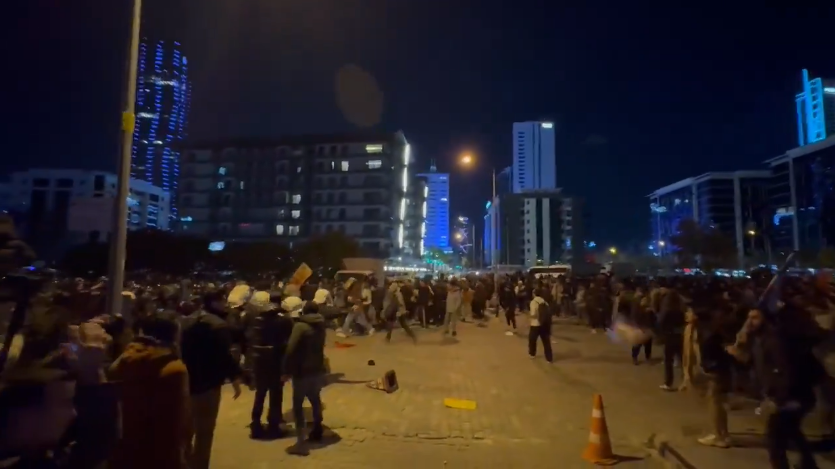 Masovni prosvjedi u Turskoj: Tisuće ljudi na ulicama unatoč zabrani, policija koristila suzavac