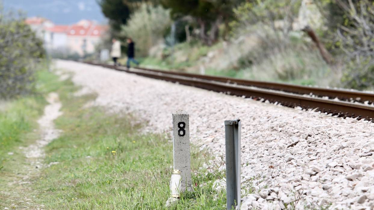Tragedija u Kaštelima: 'Kažu da je dečko hodao po pruzi i da je imao slušalice. Vlak je trubio...'