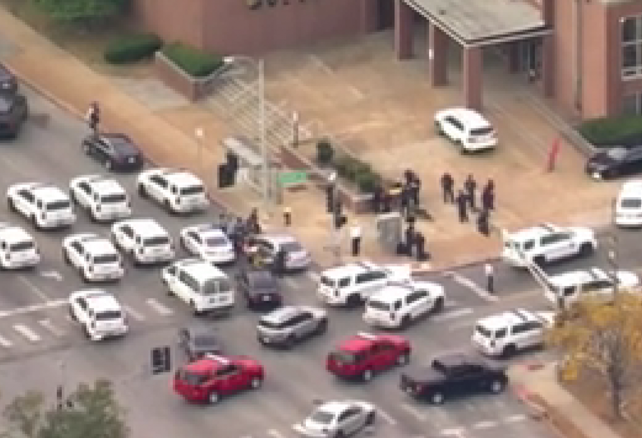 (VIDEO) NOVA PUCNJAVA U SAD-u: U srednjoj školi ubijena dva učenika! Policija ubila 20-godišnjeg napadača