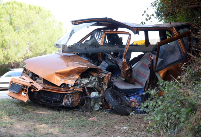 (FOTO) AUTO NEPREPOZNATLJIV! STRAŠAN SUDAR U ISTRI: Dvije osobe prevezene u bolnicu!