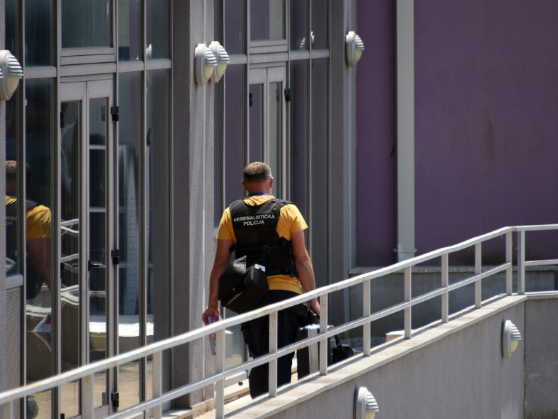 Kaos u Puli: Tijekom deložacije na policiju bačen suzavac, vučnoj službi izbušene gume