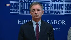 Pupovac Hrvatskoj pokazao slike, maše dokazima: ‘Ovo je moj ideal, moj cilj, moj san’
