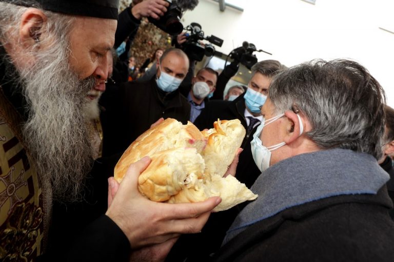 Pogledajte tko je sve došao na svečani prijem Pupovčevog SNV-a