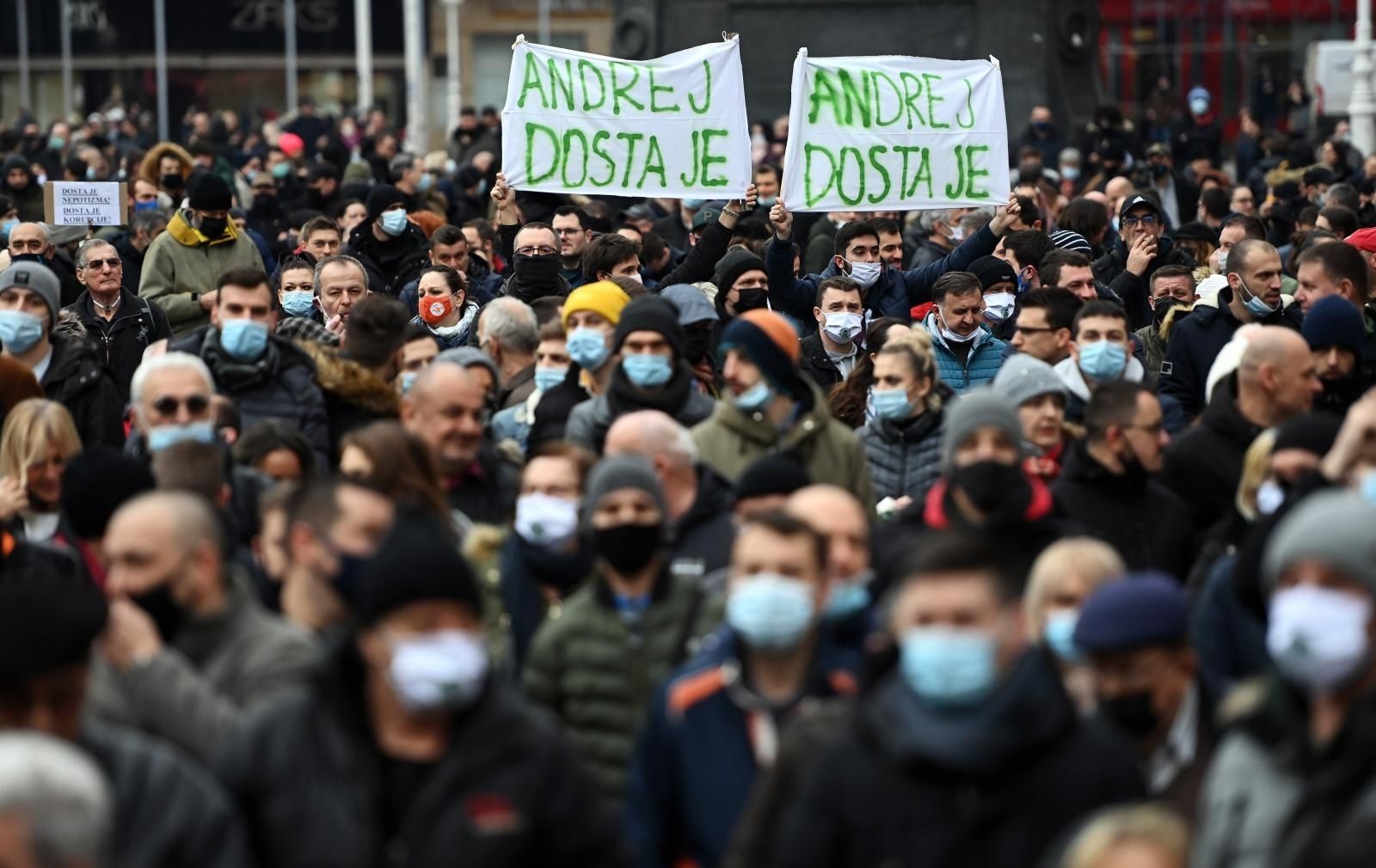 Poduzetnici prosvjeduju na Trgu, došlo ih je tisuće