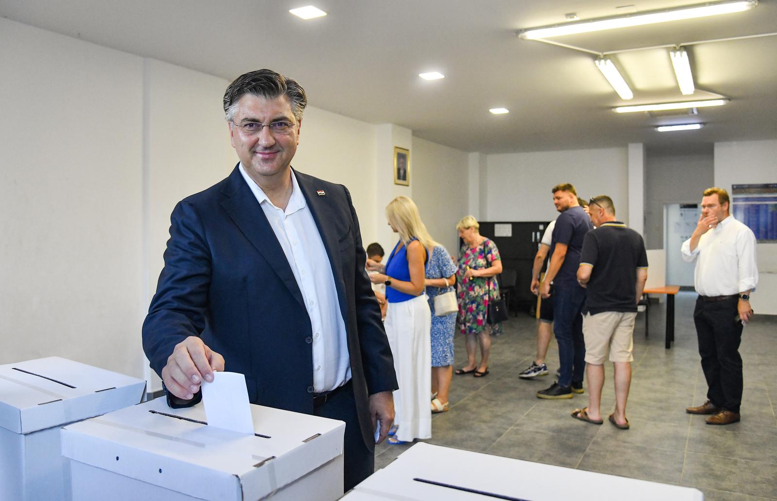 Plenković glasao u Zagrebu: "Vjerujem da će veliki broj članica i članova izaći na izbore"