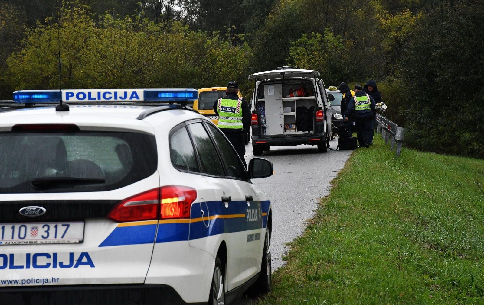 U nesreći kod Topuskog ozlijeđeno petero mladih, autom su sletjeli u kanal i udarili u stablo