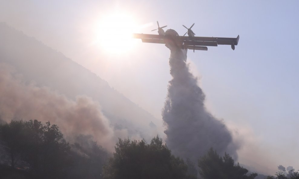 Novi veliki požar kod raketne baze u Žrnovnici, gase ga četiri kanadera