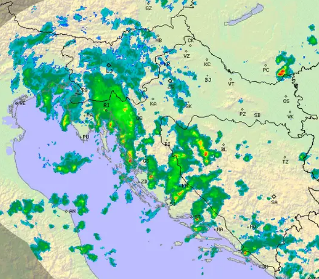 Neobična pojava: Visoki oblak i iznenadne pijavice zahvatile Split