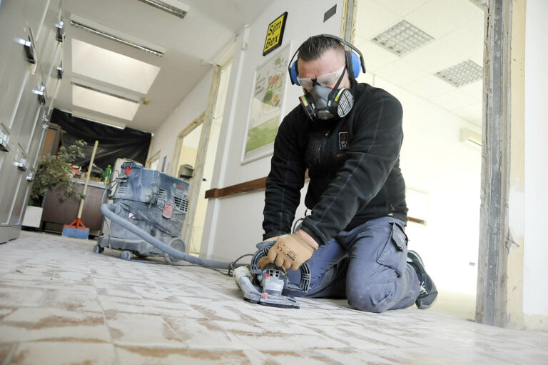 Nema vodoinstalatera, keramičara, soboslikara, električara… Pravi majstori nikad nisu bili plaćeniji, a tržištem vladaju – fušeri