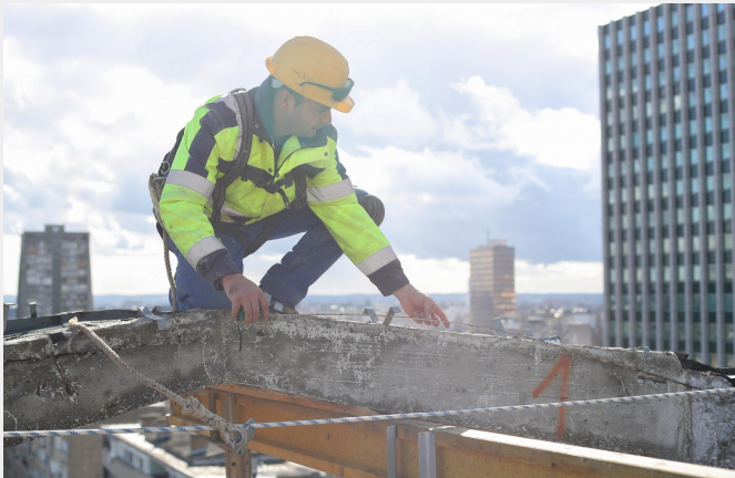 DVOJE TEŠKO OZLIJEĐENIH: Dok su izvodili radove, pali su sa preko 2,5 metra visine! Odmah prevezeni u bolnicu!