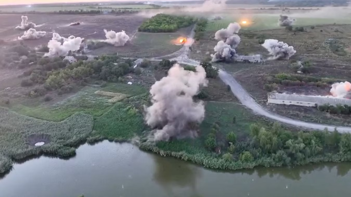 Ukrajinski dronovi uzrokovali požar i evakuaciju u Rusiji, tvrde dužnosnici