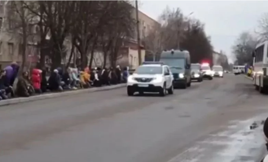 TUŽNE SNIMKE Ukrajinci dočekuju mrtve vojnike: Građani na koljenima odaju počast svojim vojnicima