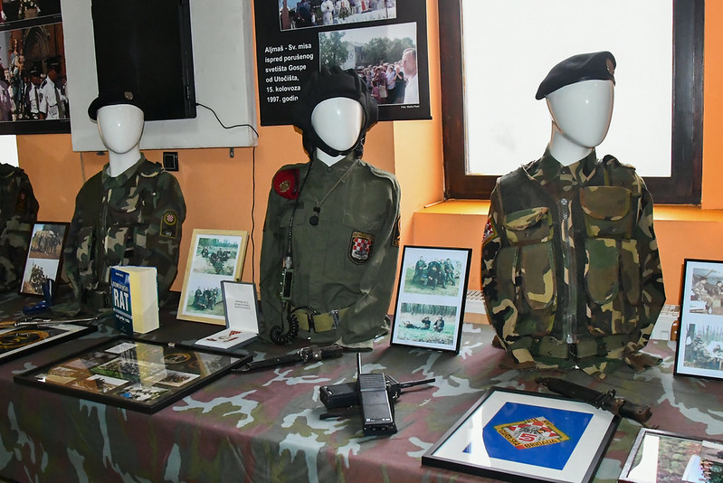 Izložba ratnih odora iz 1991. u Dardi