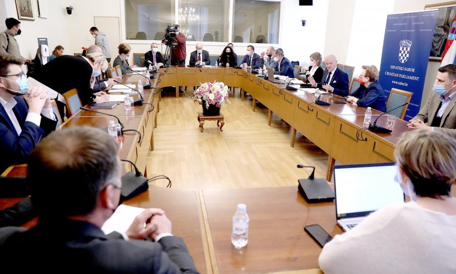 Ustavni stručnjaci smatraju da se po pitanju referenduma o covid potvrdama treba obratiti Ustavnom sudu, MOST-ovci žestoko prozvali Sanju Barić