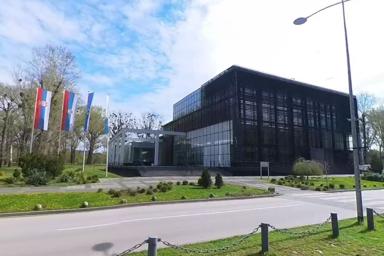 Eksplozija u centru Novog Sada, ozlijeđeni studenti, ispred zgrade Rektorata Hitna i policija!