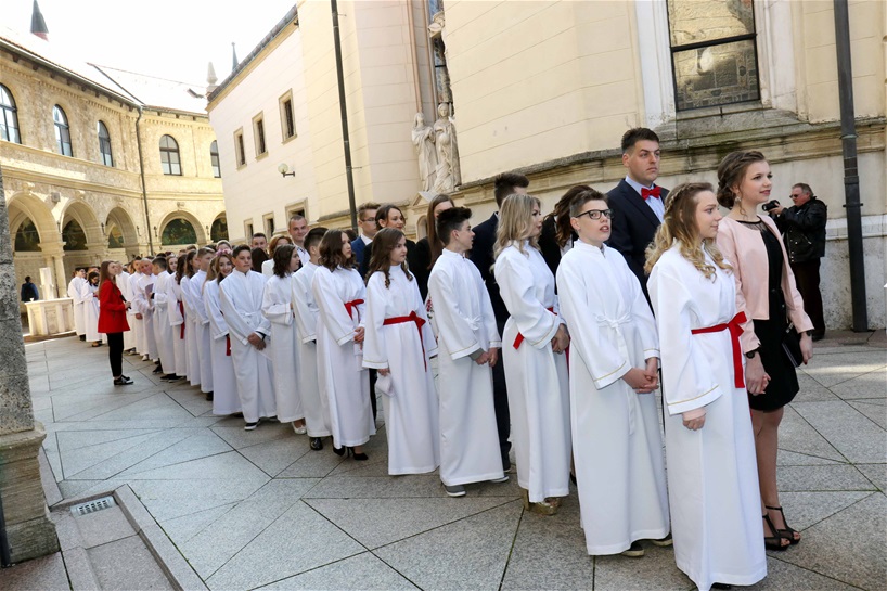 ODGOĐENA PODJELA SAKRAMENTA SVETE KRIZME u Istri: “Nepovoljna je epidemiološka situacija”