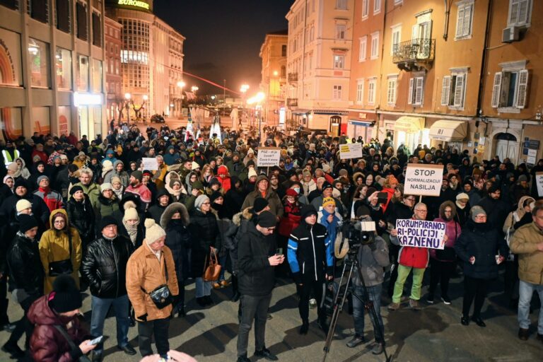 PROSVIJED U RIJECI Oko 300 Riječana izašlo na prosvjed zbog premlaćivanja na Platku: “Stop normalizaciji nasilja!”