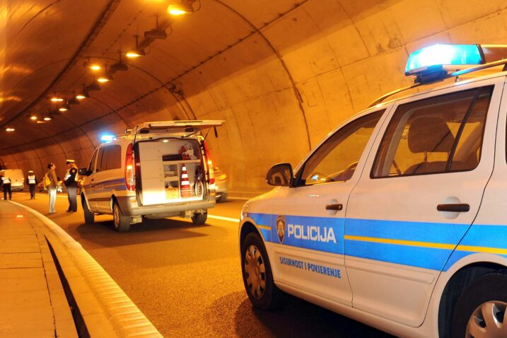 Teška prometna nesreća noćas u Rijeci. Vozač automobila poginuo na mjestu