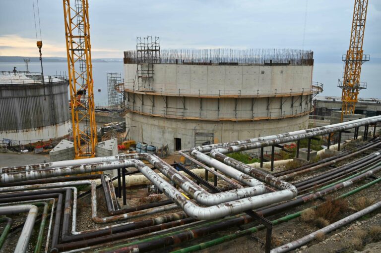 PROBIJENI ROKOVI Riječka rafinerija trebala je biti u punom pogonu početkom travnja, ali još – ne radi. Ispitali smo u čemu je stvar