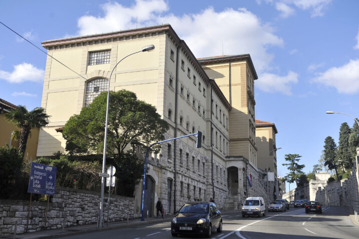 FILMSKI BIJEG IZ ZATVORA  Dvojica zatvorenika pobjegla iz riječkog zatvora. Izrezali su se na žilet žicu, ali nema im traga