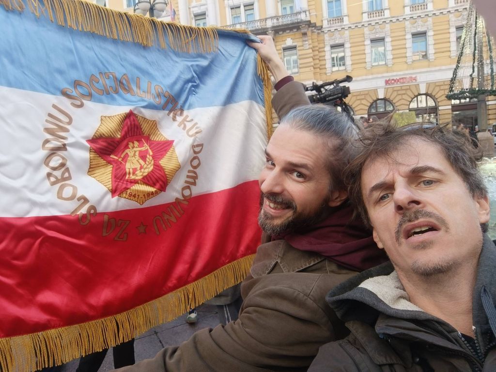 Optužni prijedlog protiv 42-godišnjaka zbog isticanja crvene zvijezde na riječkom prosvjedu