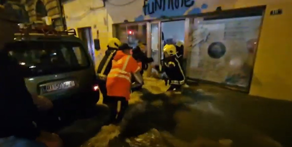 (VIDEO) MUŠKARAC POGINUO U BUJICI U RIJECI, POLICIJA OBJAVILA DETALJE: Voda je naglo prodirala, morali spašavati dječicu iz igraonice