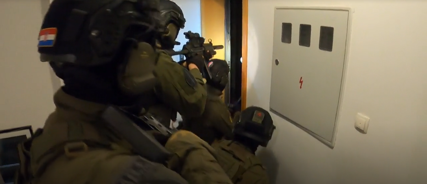 Riješena velika pljačka, policija objavila snimku uhićenja: Pogledajte kako je pao razbojnik koji je opljačkao vozilo FINA-e