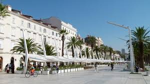 Povijesna sramota Splita, turisti u čudu bauljaju: Gdje je utakmica?; Novinarka Slobodne Dalmacije im otkrila tajnu prazne Rive