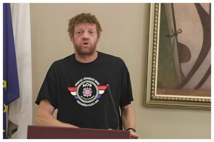 Roko ponovno napravio show u Vijeću, pojavio se u majici HOS-a: ‘Kad će biti Thompsonov koncert?’